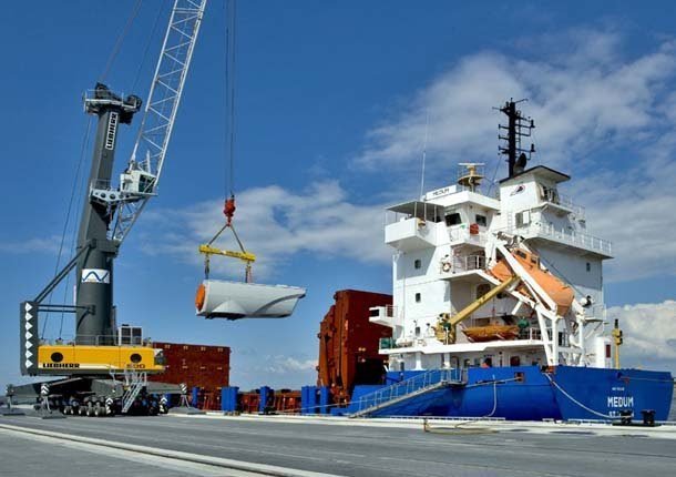 Port crane loading a vessel